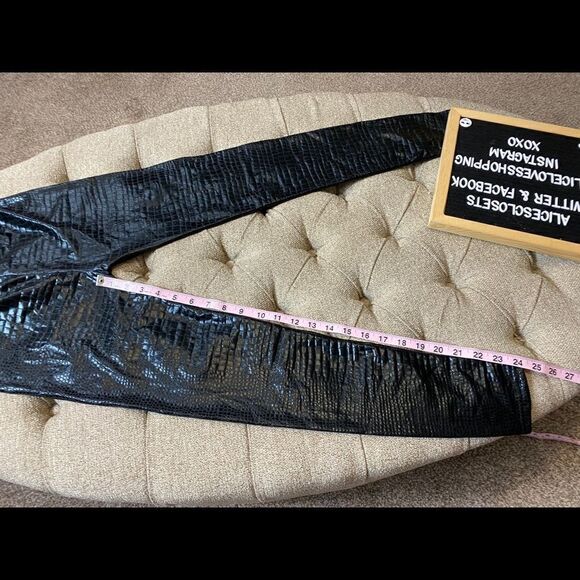 Textured  Croc  Leggings - Picture 10 of 11